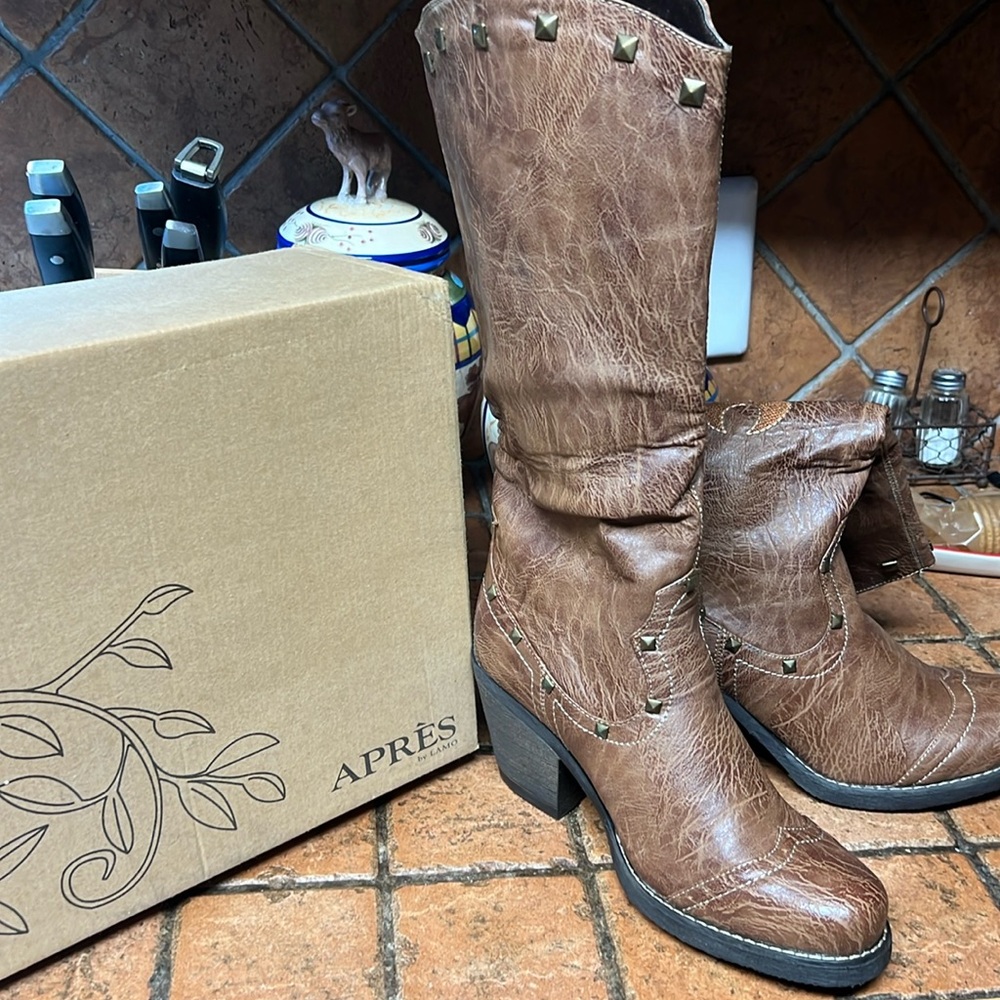 Women western short boots. Brown, size 8M. Never been worn